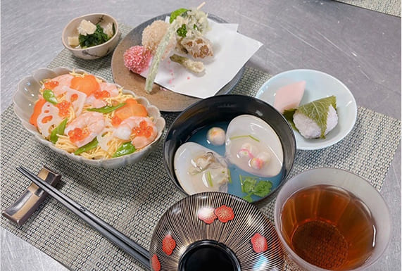 創作料理を作る学生