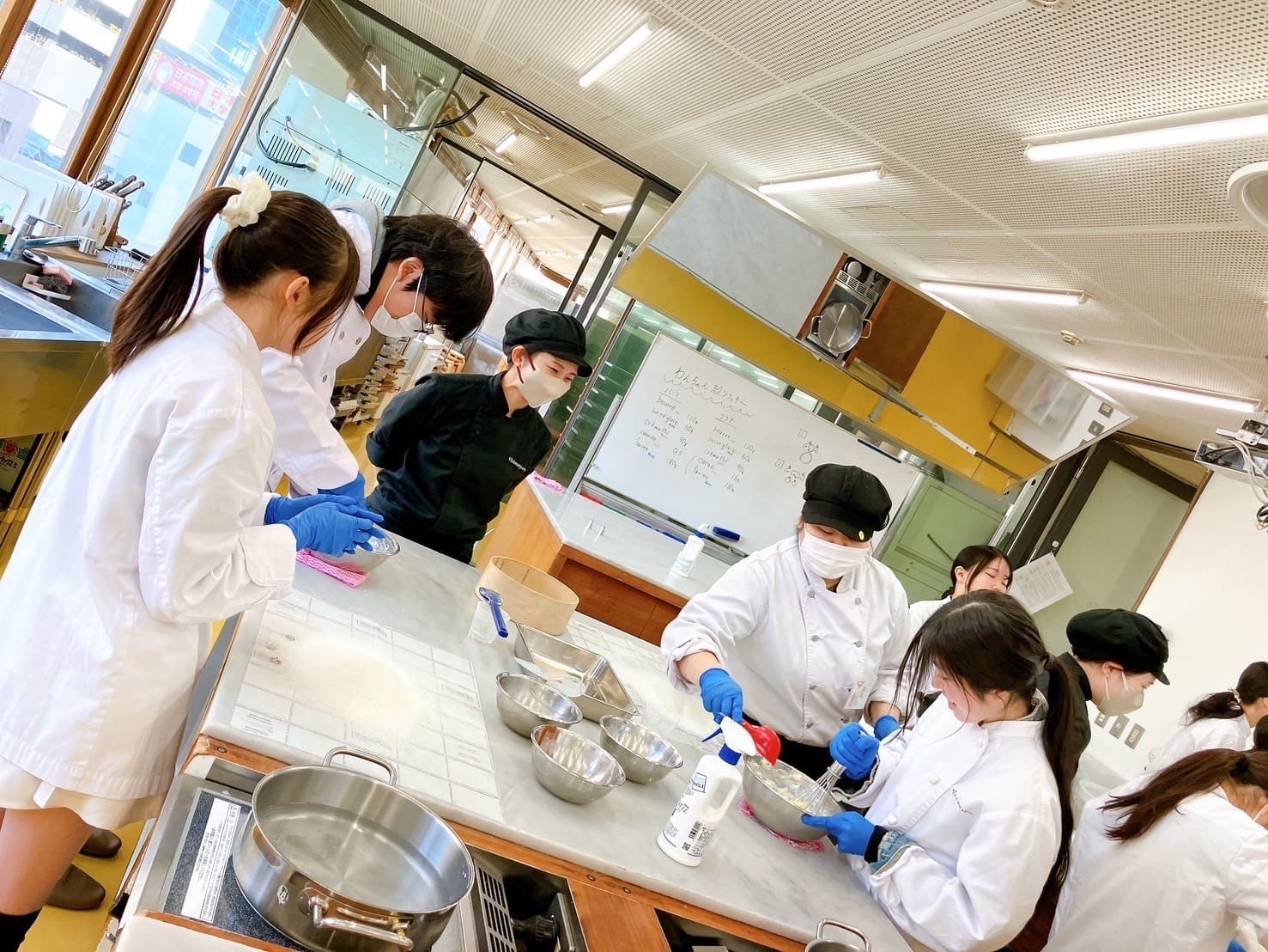 子作り体験をする学生