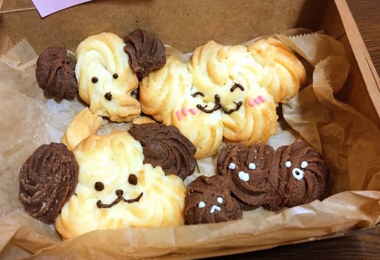 お菓子作り体験をする学生