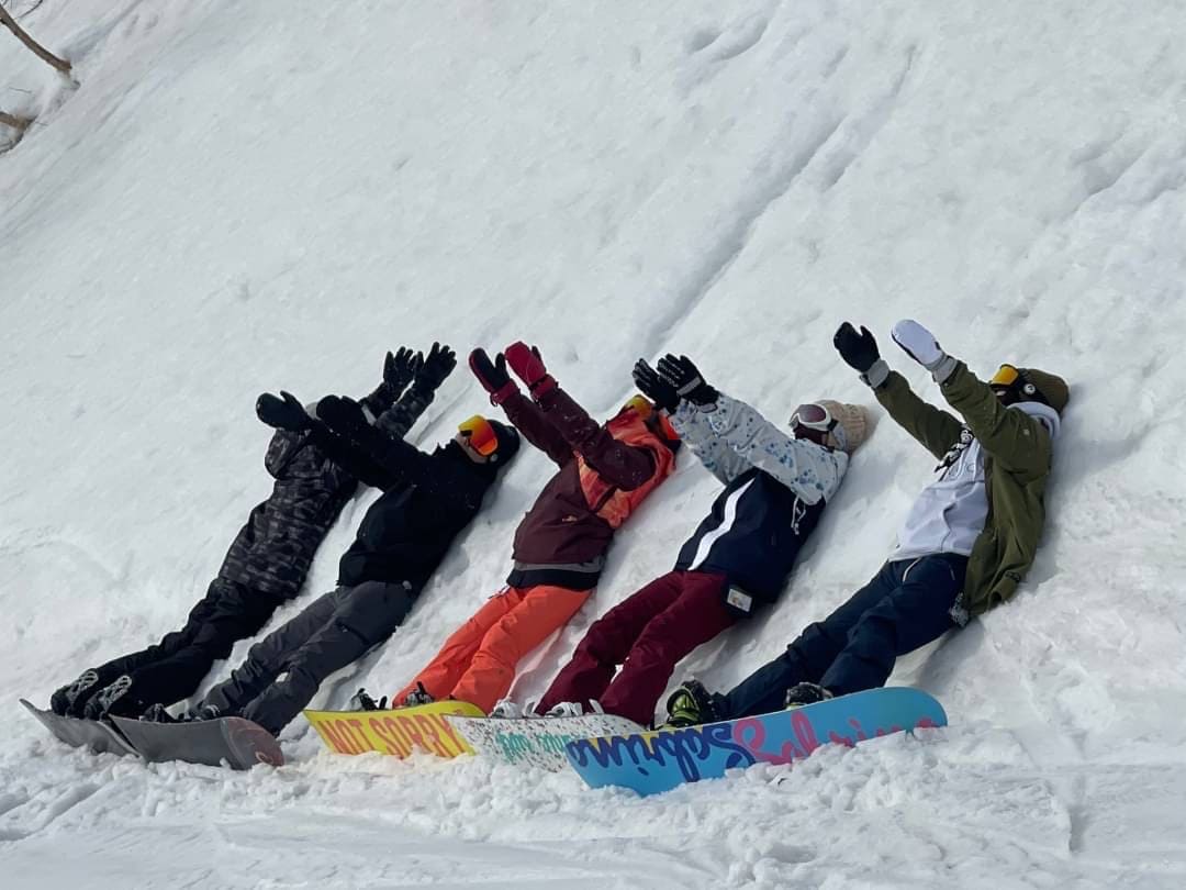 スノーボード体験をする学生