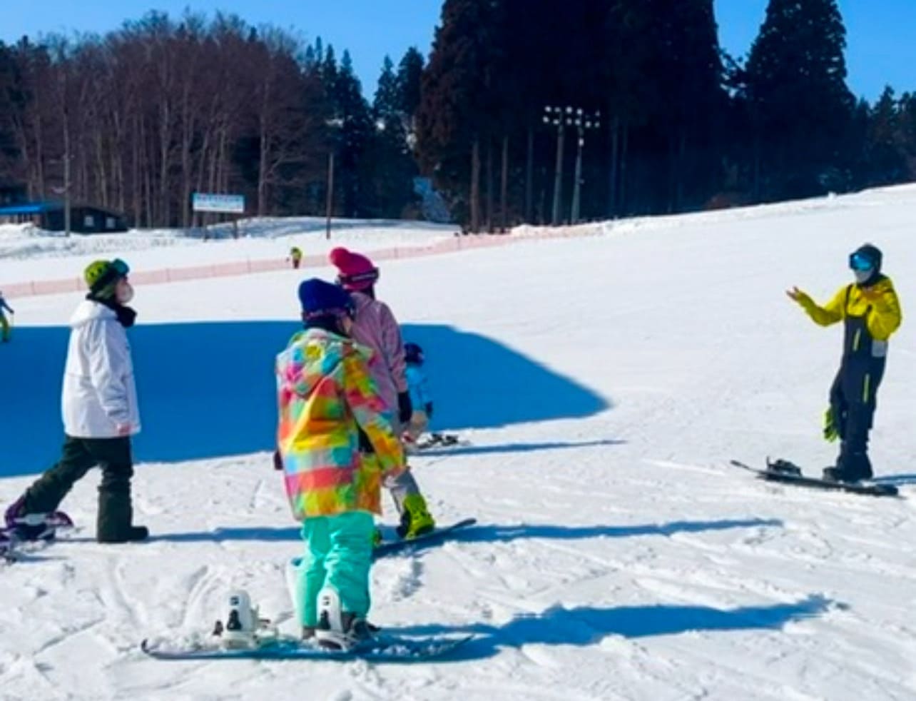 スノーボード体験をする学生