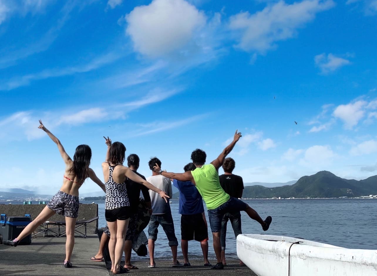 シュノーケリング体験する学生