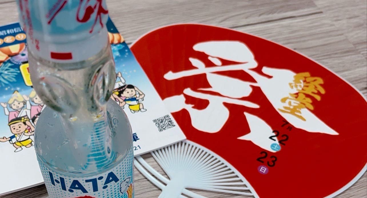 お祭りのうちわとラムネ