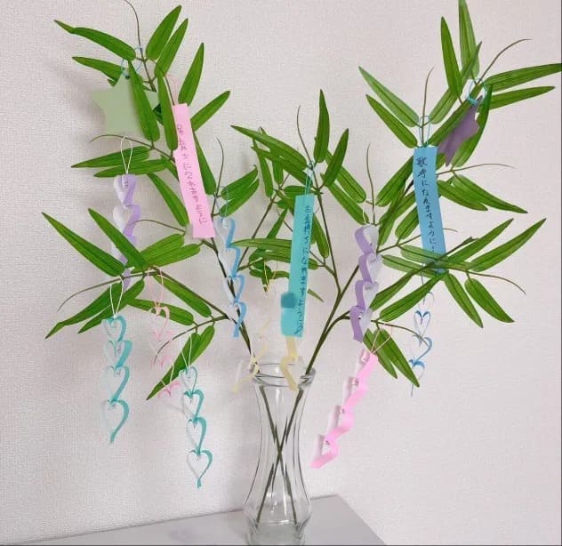 願い事書いた短冊が飾られた竹