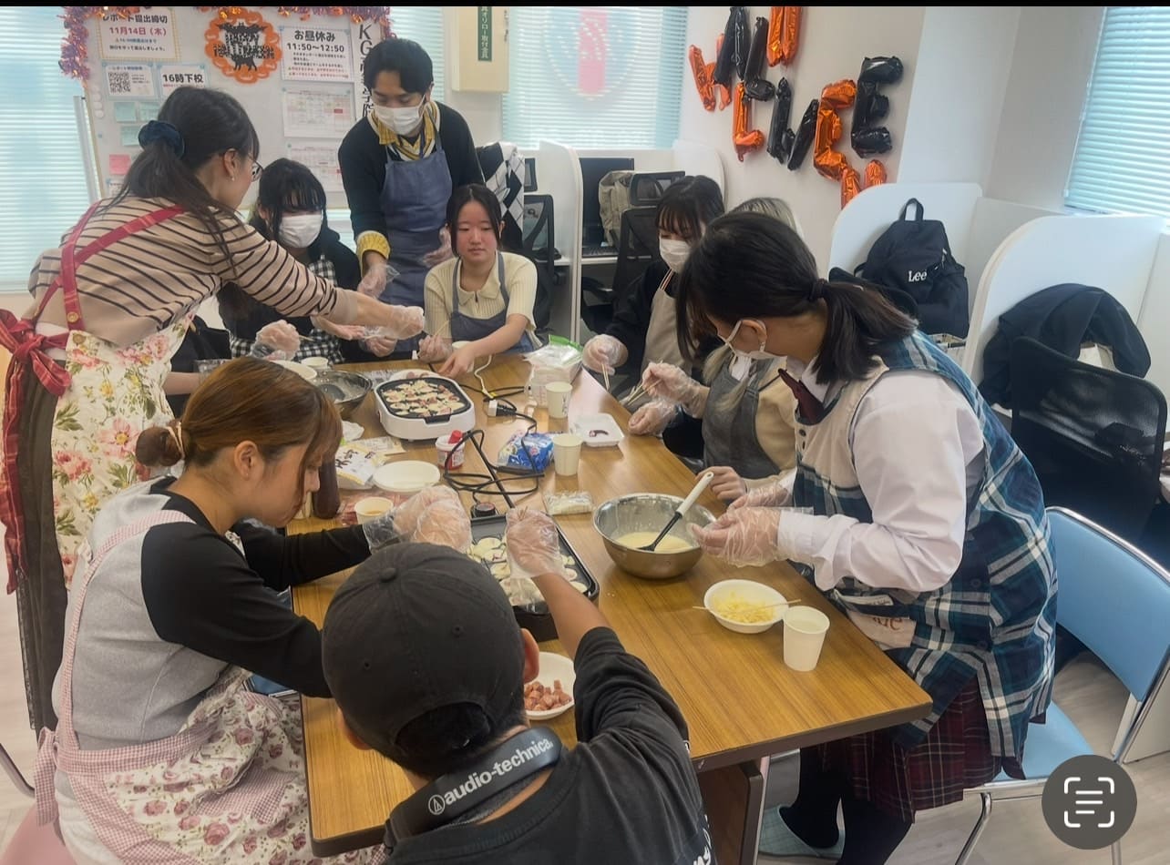 ハロウィンパーティーの為のたこやきをつくる学生