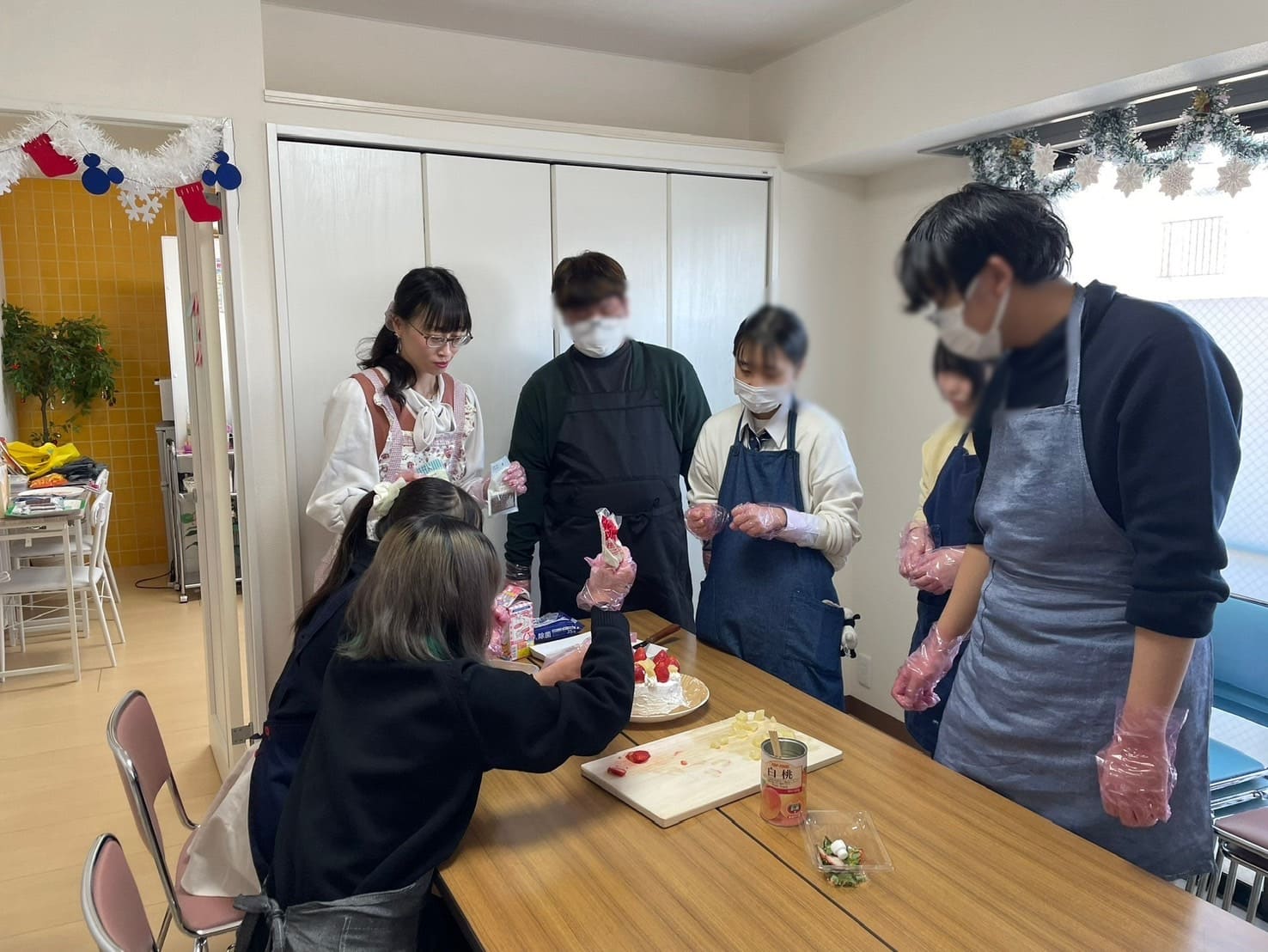 クリスマスパーティーの為のケーキを作る学生