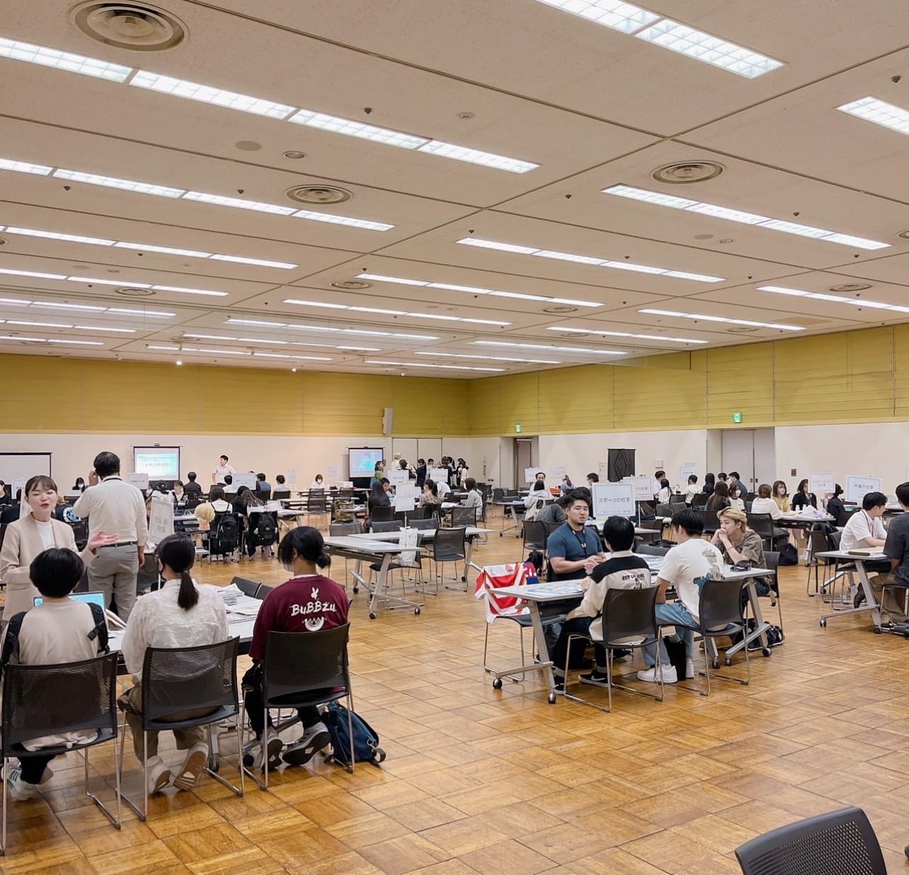 様々仕事についての説明を聞く学生たち